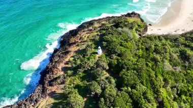 Bereketli yeşillik canlı okyanus dalgalarıyla buluşur