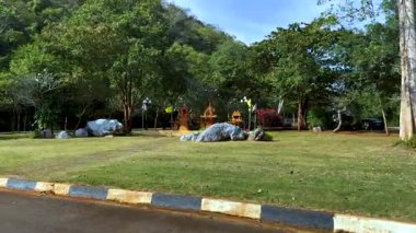 Geleneksel Tayland ruh evleriyle huzurlu bir manzara.