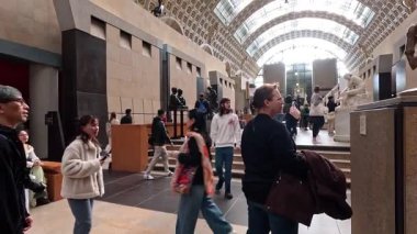 Sanat gözlemleyen ve fotoğraf çeken insanlar.