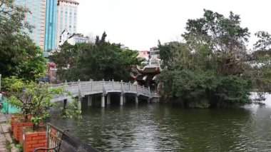 Yeşilliğin ortasında köprü ve tapınak