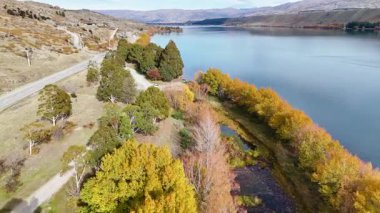 Drone üstgeçişi sonbahar renklerini ve yansımalarını gösterir