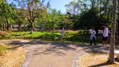 Ziyaretçiler manzaralı yolları ve yemyeşil alanları keşfediyorlar