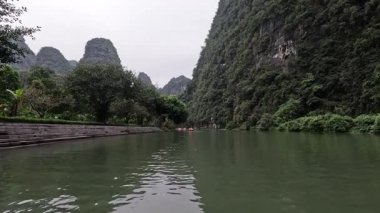 Bereketli yemyeşil bir nehirde tekne gezisi.