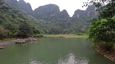 Tekneleri ve dağları olan manzara nehri