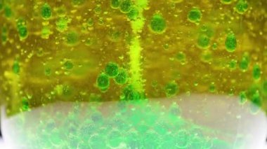 Asit kabartma tozuyla tepkimeye girince kabarcıklar oluşur.