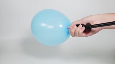 Bir balon şişer ve dramatik bir şekilde patlar.