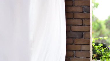 Rüzgarla hareket eden beyaz perdeler