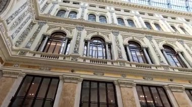 İnsanlar tarihi alışveriş galerisinin içinde yürüyorlar