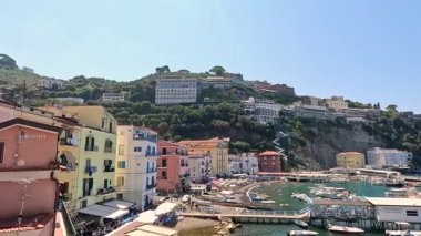 Sorrento, Napoli 'deki renkli binalar ve tekneler
