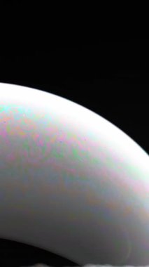 Bir sabun köpüğü değişen ışıkta canlı renk kalıpları gösterir ve büyüleyici bir görsel etki yaratır.