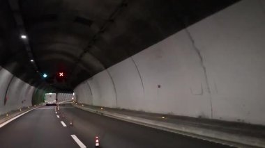 Araç trafik işaretli tünelde geziniyor