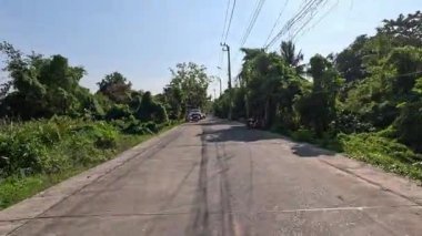 Bir aracın banliyö caddesi perspektifi