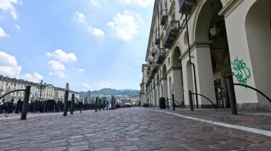Tarihi binaları olan Cobblestone Caddesi.