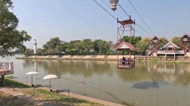 Manzaralı bir teleferik yolculuğunun tadını çıkaran yolcular