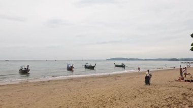 Turistler Krabi 'de sakin bir plajın keyfini çıkarıyorlar.