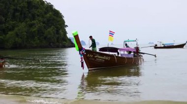 Tayland, Krabi 'de tekne kıyıya yaklaşıyor.