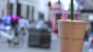 Londra caddesinde el ele kahve fincanı tutuştuk.