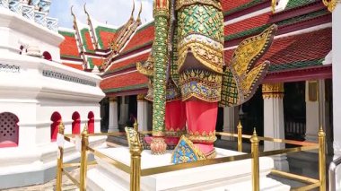 Wat Phra Kaew, Bangkok 'ta parlak gün ışığında heybetli bir dev heykel, karmaşık detaylar ve kültürel önem taşıyor.