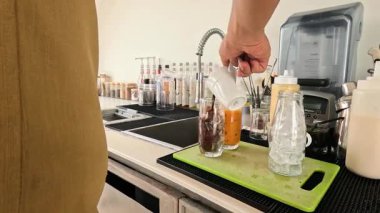 Buzlu içecekleri doldurup karıştırma sırası.