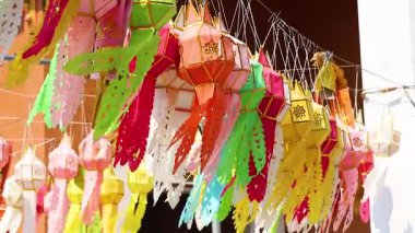 Dışarıdaki meltemde hareket eden canlı fenerler.