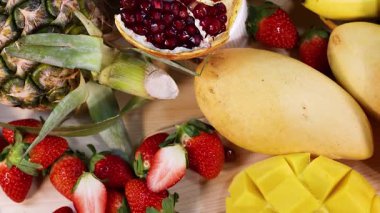 Beyaz arkaplanda gösterilen çeşitli meyveler