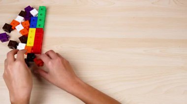 Masada rengarenk bağlayıcı küpleri birleştiren eller