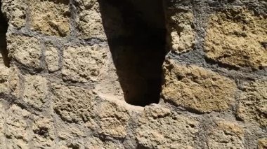 Taş pencere Napoli 'de bir şehir manzarası gösteriyor.