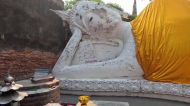 Geniş uzanan Buda heykelinin durağan görüntüsü