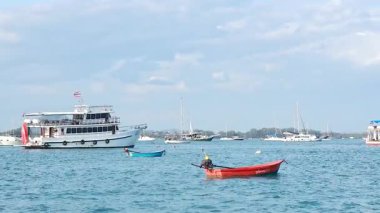 Tekneler yavaşça Phuket 'in dingin sularında hareket eder.