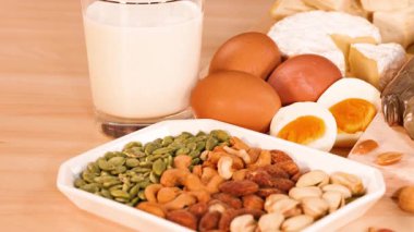 Tahta zemin üzerindeki protein kaynaklarının çeşitliliği