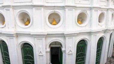 Wat Prayurawongsawas stupa 'nın Bangkok' taki karmaşık mimarisini gösteren hava görüntülerinde beyaz yüzü ve altın heykelleri vurgulanıyor.