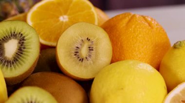 Canlı, taze, dilimlenmiş meyveler.