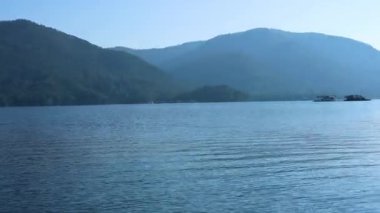 Tekneler sakin bir dağ gölünden geçiyor.