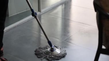 Parlak zemini düzenli olarak temizleyen kişi