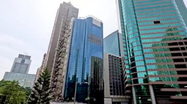 Yansıtıcı cam cepheli uzun binalar.