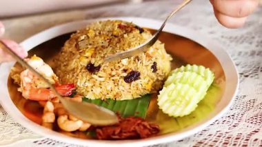 Karides ve kaju fıstıklı ananas pilavı servis ediyorum.