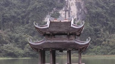 Sakin bir gölün üzerindeki bir pagoda 'nın zaman atlaması