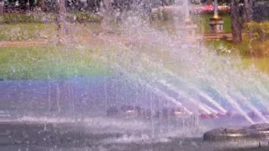 Çeşme spreyinde renkli gökkuşağı formları