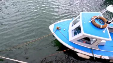 Limanda sallanan küçük bir tekne