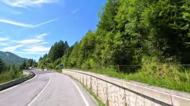 Bereketli yeşilliklerin ve dağlık arazilerin içinden geçerek