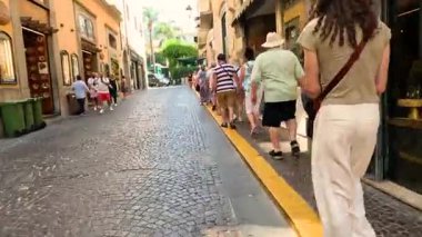 Sorrento 'nun büyüleyici kaldırım taşı sokaklarında yürüyen turistler