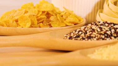 Tahıl, makarna ve ekmek çeşitleri sıcak, iyi ışıklandırılmış bir ortamda düzenlenir, dokular ve renkler renklendirilir.