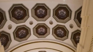 Tavan ve avluyu park etmiş arabalarla donatın.