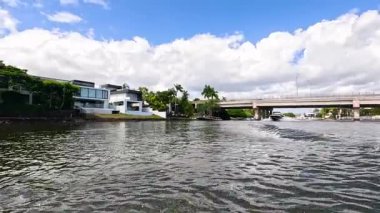 Sürat teknesi manzaralı nehir manzarası boyunca ilerliyor.