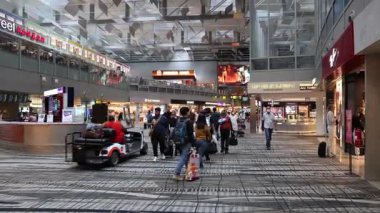 Yoğun terminalde hareket eden yolcular ve araçlar