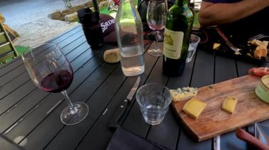 Şarap ve peynirli bir yemeğin tadını çıkarıyorum.