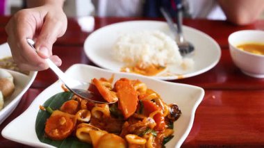 Tayland 'da nefis kalamar ve pirinç yemeği.