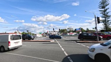 Kalabalık bir kavşakta gezinen araçlar