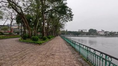 Hanoi, Vietnam 'da huzurlu göl yolu