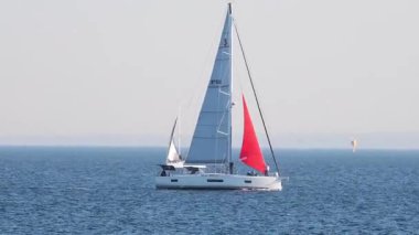 Melbourne yakınlarında okyanusta seyreden iki yelkenli.